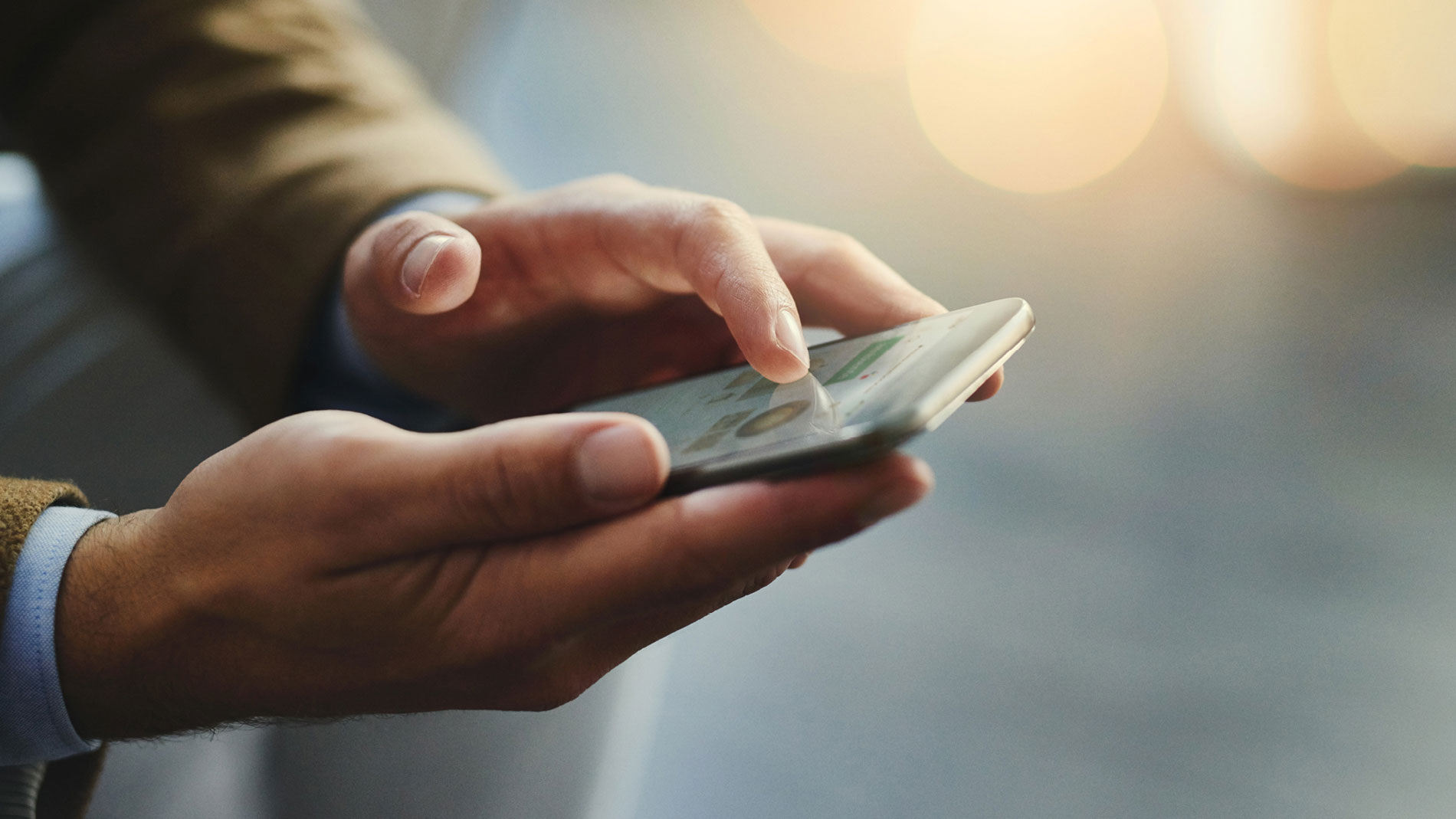 Hände mit Mobile Phone