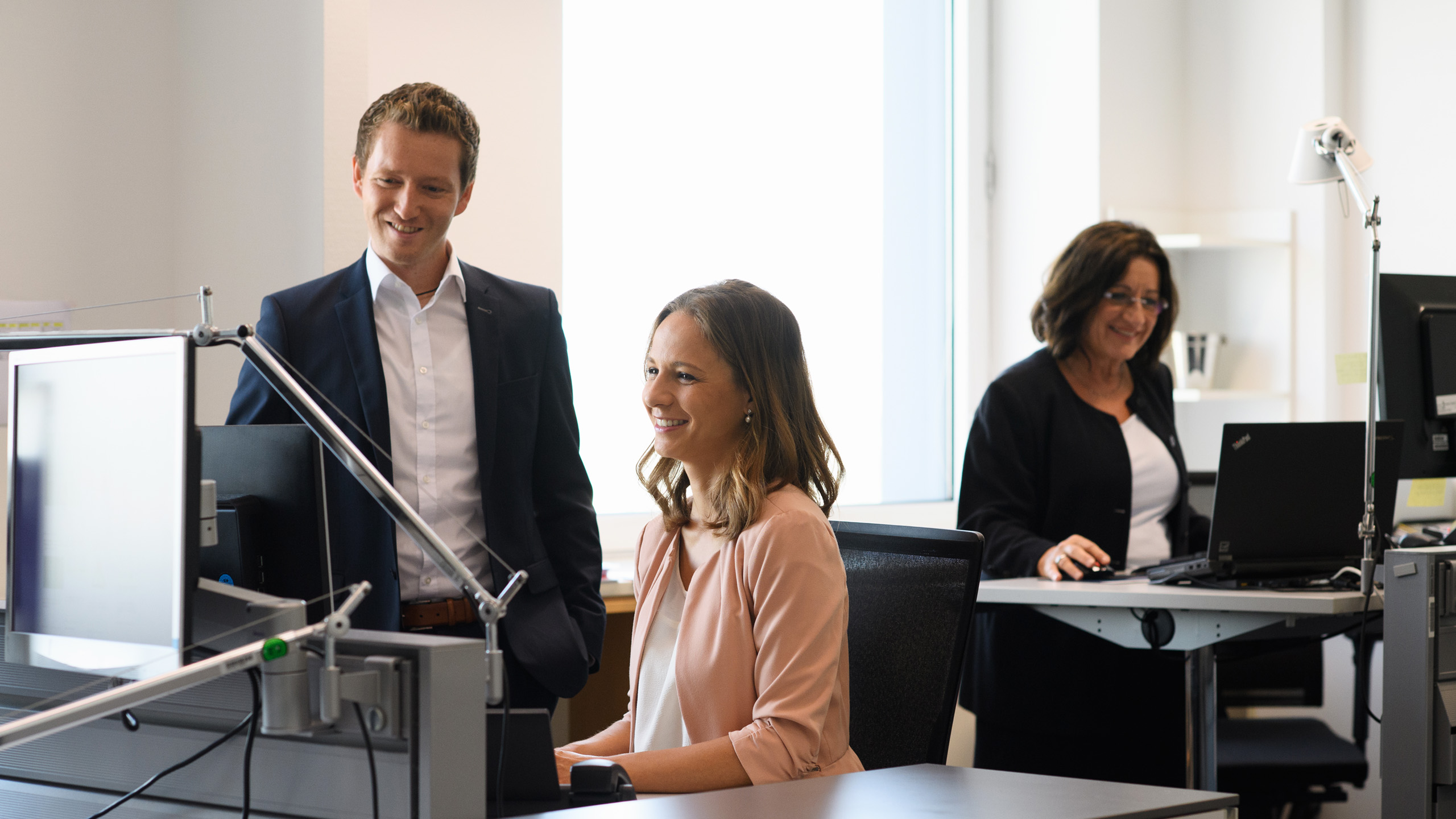 Mitarbeiter/-innen im Messebüro