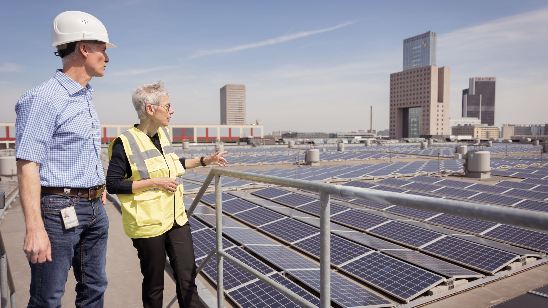 Solaranlage auf den Dächern der Hallen