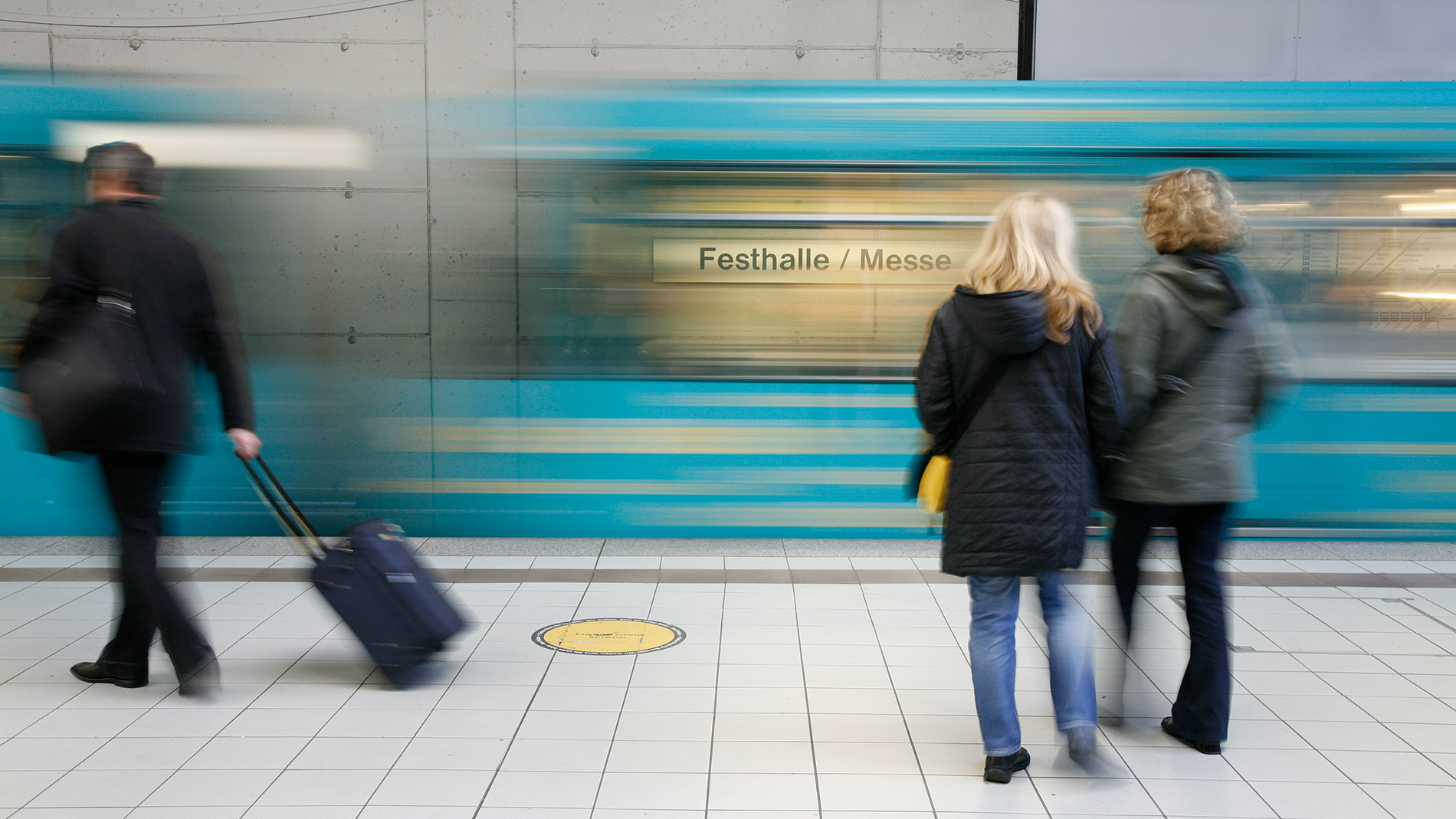 Haltestelle Festhalle/ Messe mir einfahrender U Bahn