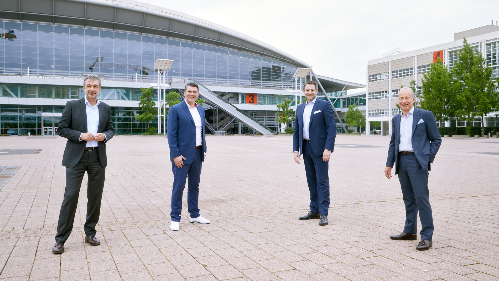 Von links nach rechts: Uwe Behm, Geschäftsführer der Messe Frankfurt, Michael Biwer, Bereichsleiter Guest Events Messe Frankfurt, Dr. Björn Mathes, stellvertretender Geschäftsführer der Dechema Ausstellungs-GmbH, Dr. Thomas Scheuring, Geschäftsführer der Dechema Ausstellungs-GmbH (Quelle: Messe Frankfurt / Jean-Luc Valentin)