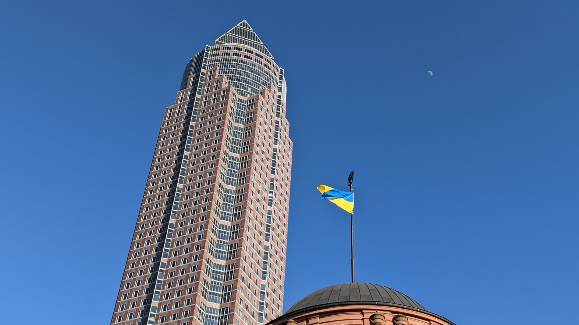 Ansicht Messeturm und Festhalle mit Flagge der Ukraine