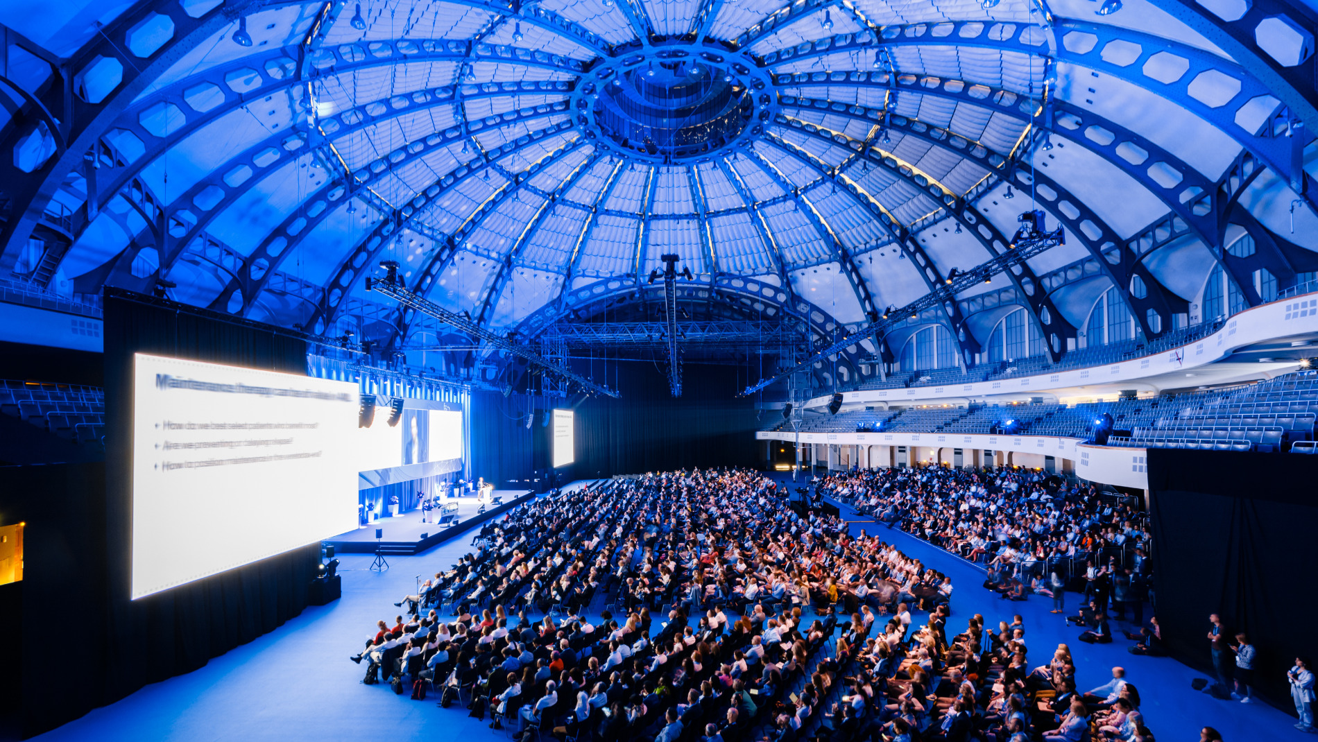 Plenary with 3000 people in the Festhalle