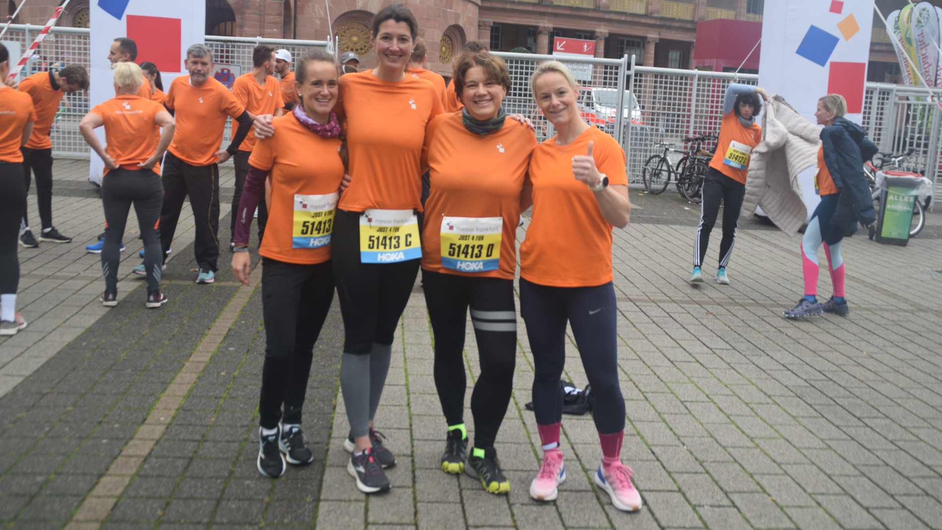 Zu viert als Staffel Just4Fun beim Mainova Frankfurt Marathon 2023