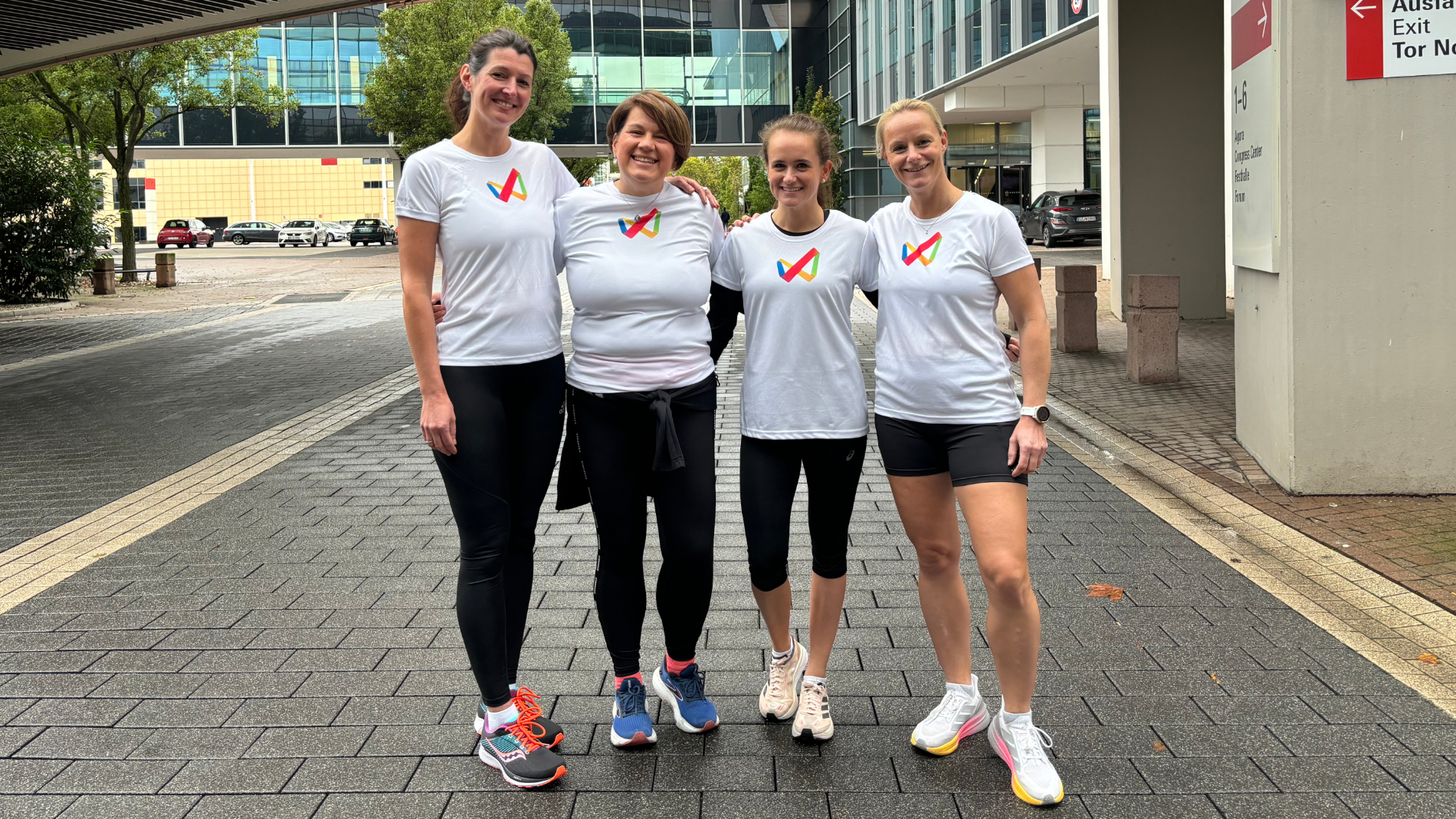 Kristin Klees, Manja Kochannek, Camilla Krauss und Jördis Michelsburg kurz vor dem Start des Lauftechniktrainings auf dem Messegelände.