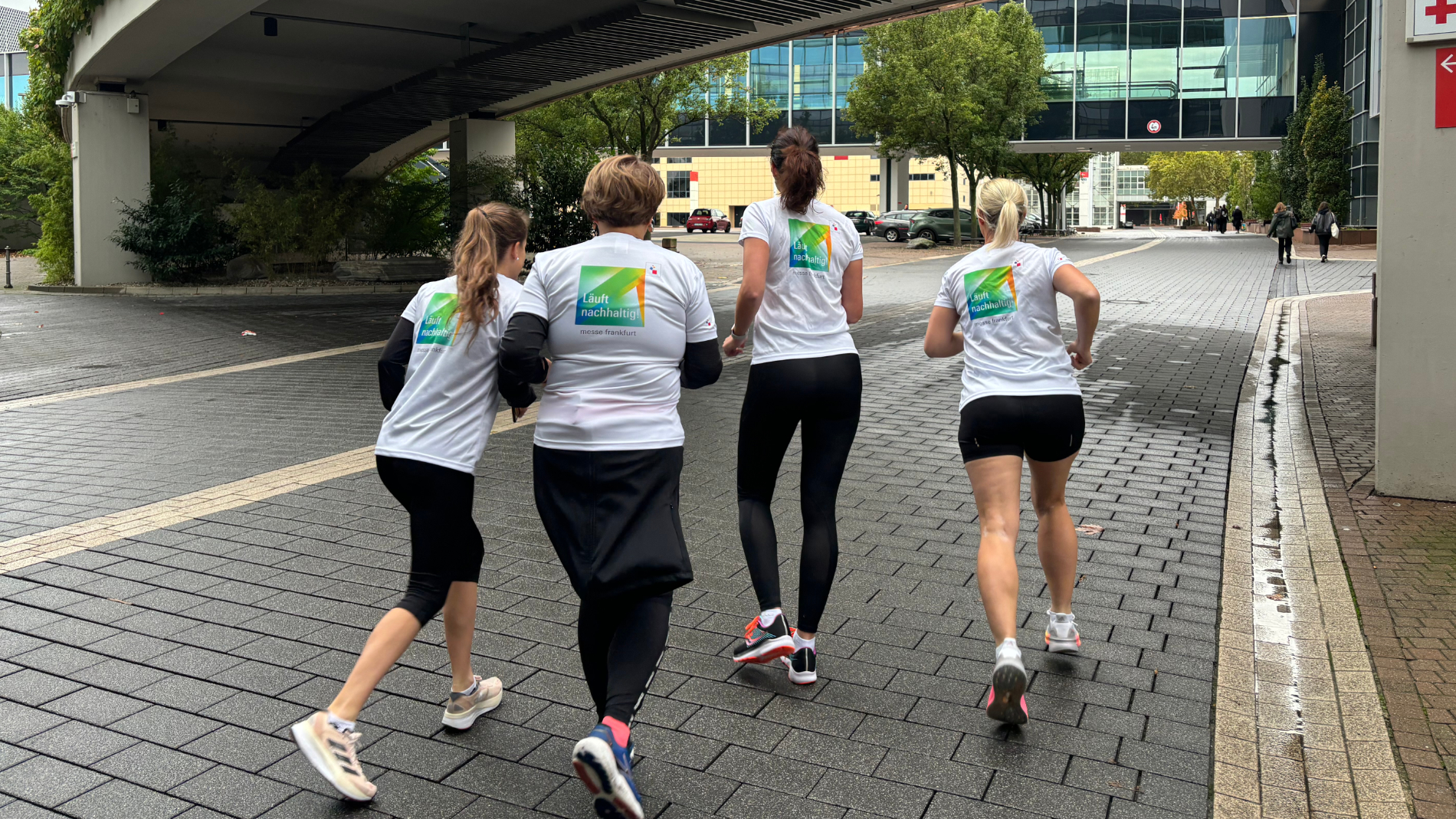 Kristin Klees, Manja Kochannek, Camilla Kraus und Jördis Michelsburg kurz vor dem Start des Lauftechniktrainings auf dem Messegelände.