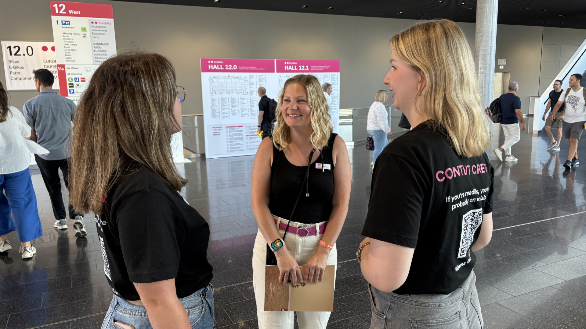 Lena Bruns mit der Content Crew