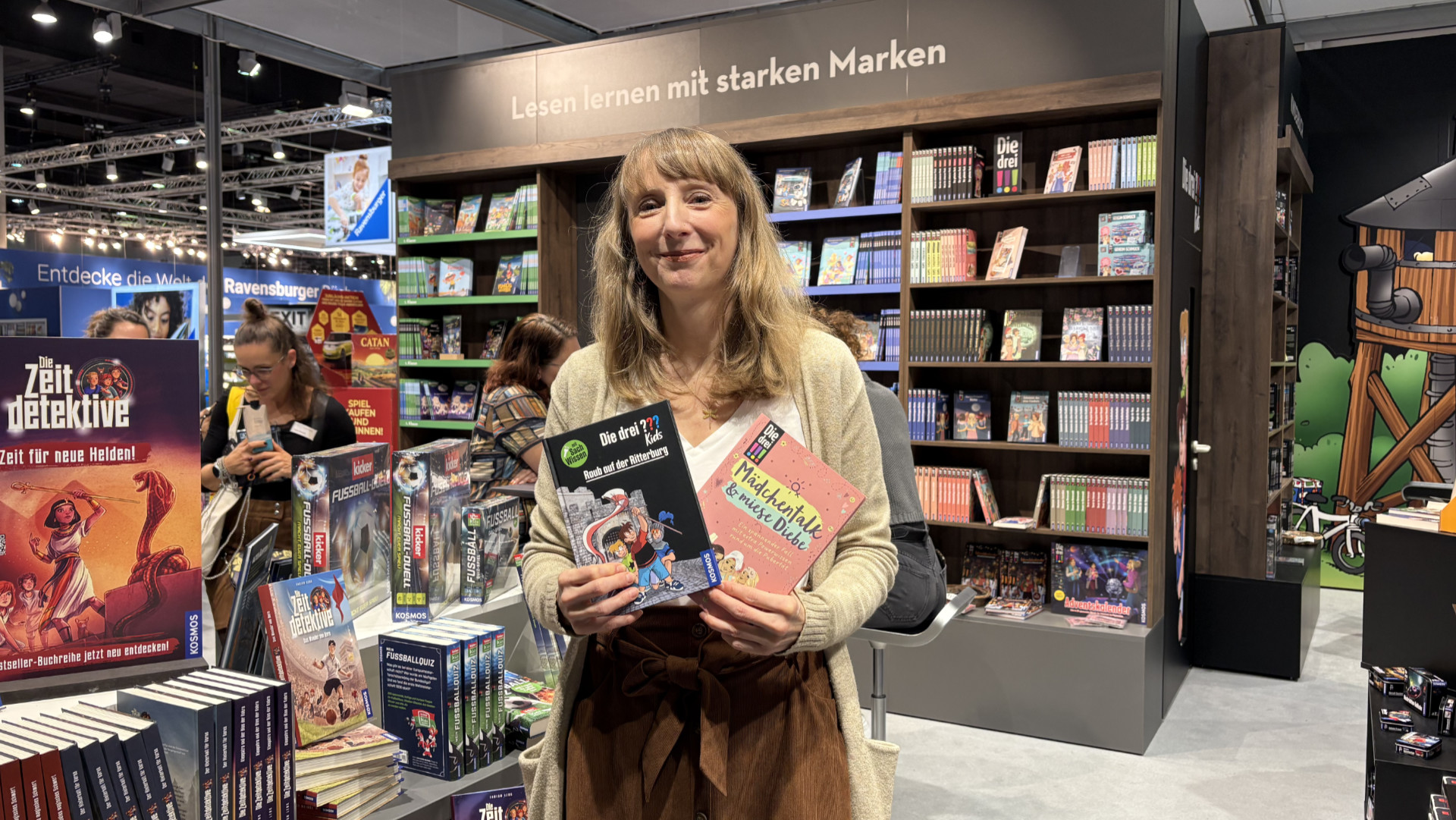 Anja Körner am Kosmos-Verlagsstand mit zwei ihrer veröffentlichten Bücher.