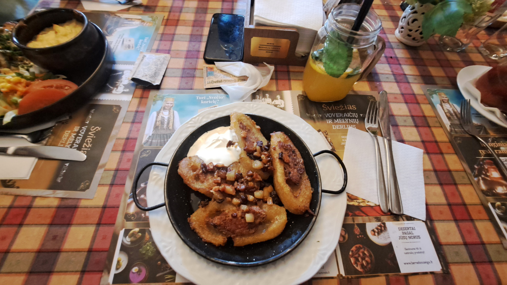 Fried Cepelinai – eine Variante des litauischen Gerichts Cepelinai.