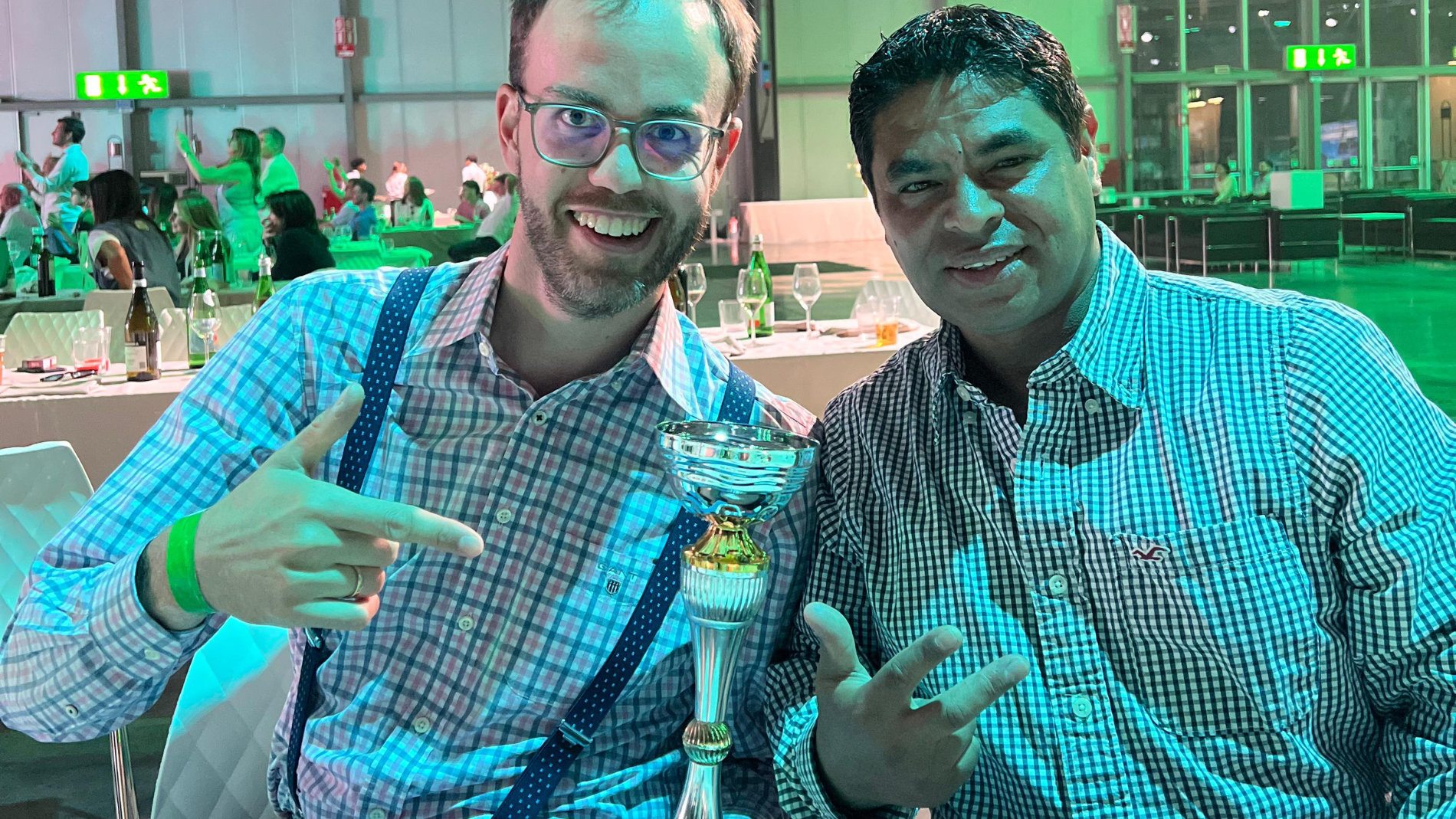 Konstantin Rohé und Mittelfeldregisseur José Marcos Rios mit dem Pokal für den sechsten Platz.