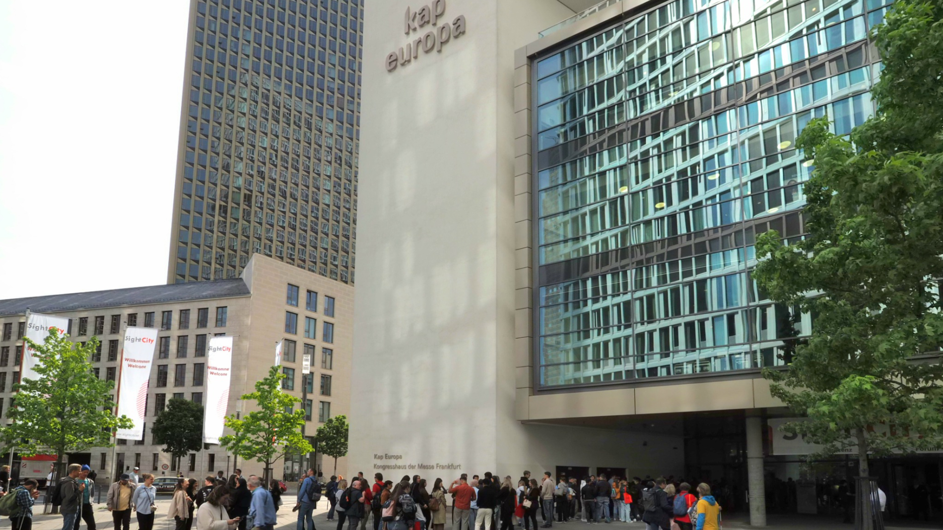 Visitors in front of Kap Europa at the entrance to the SightCity trade fair, which was a resounding success.