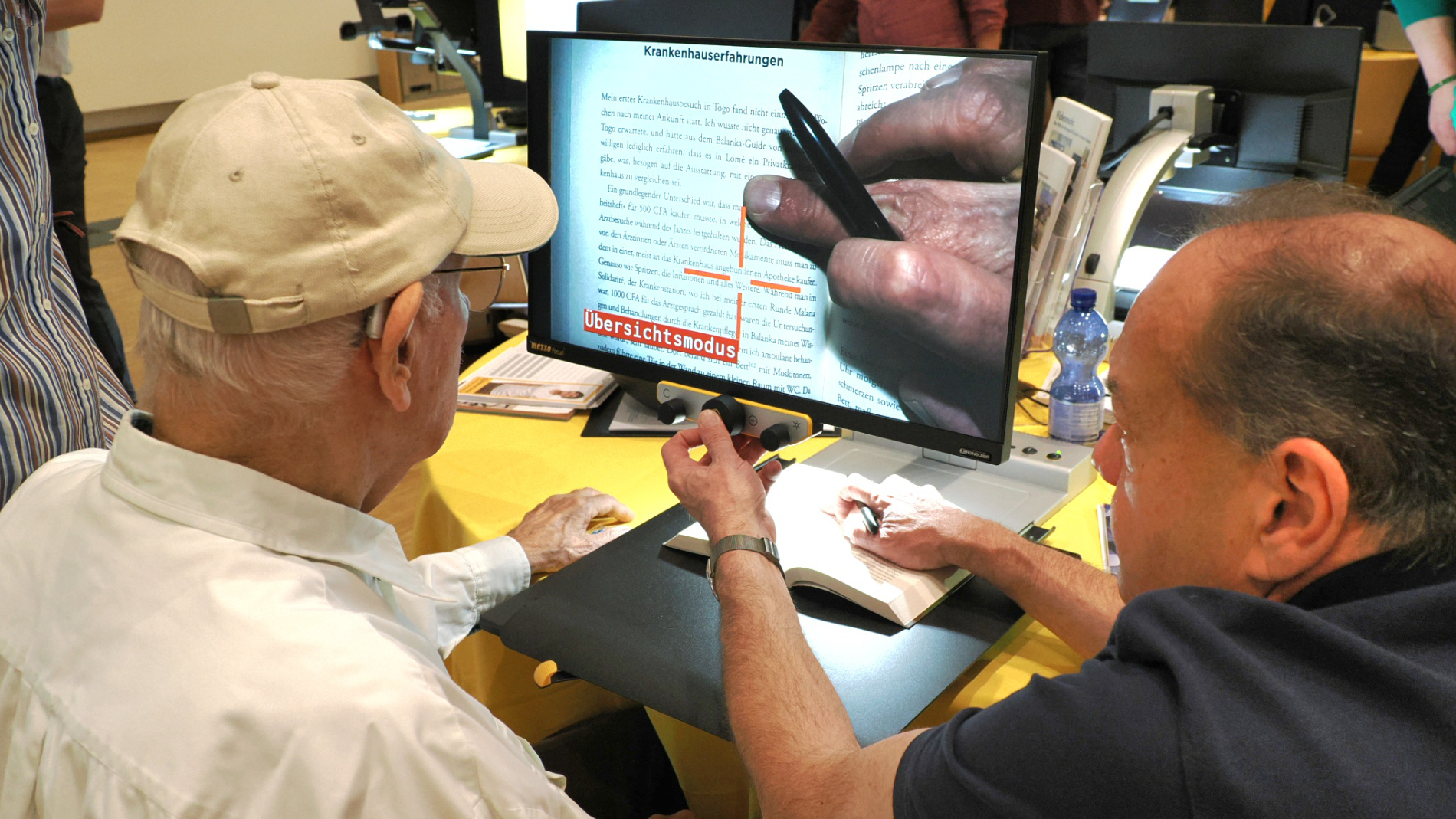 Many different types of aids can be tried out at the trade fair.