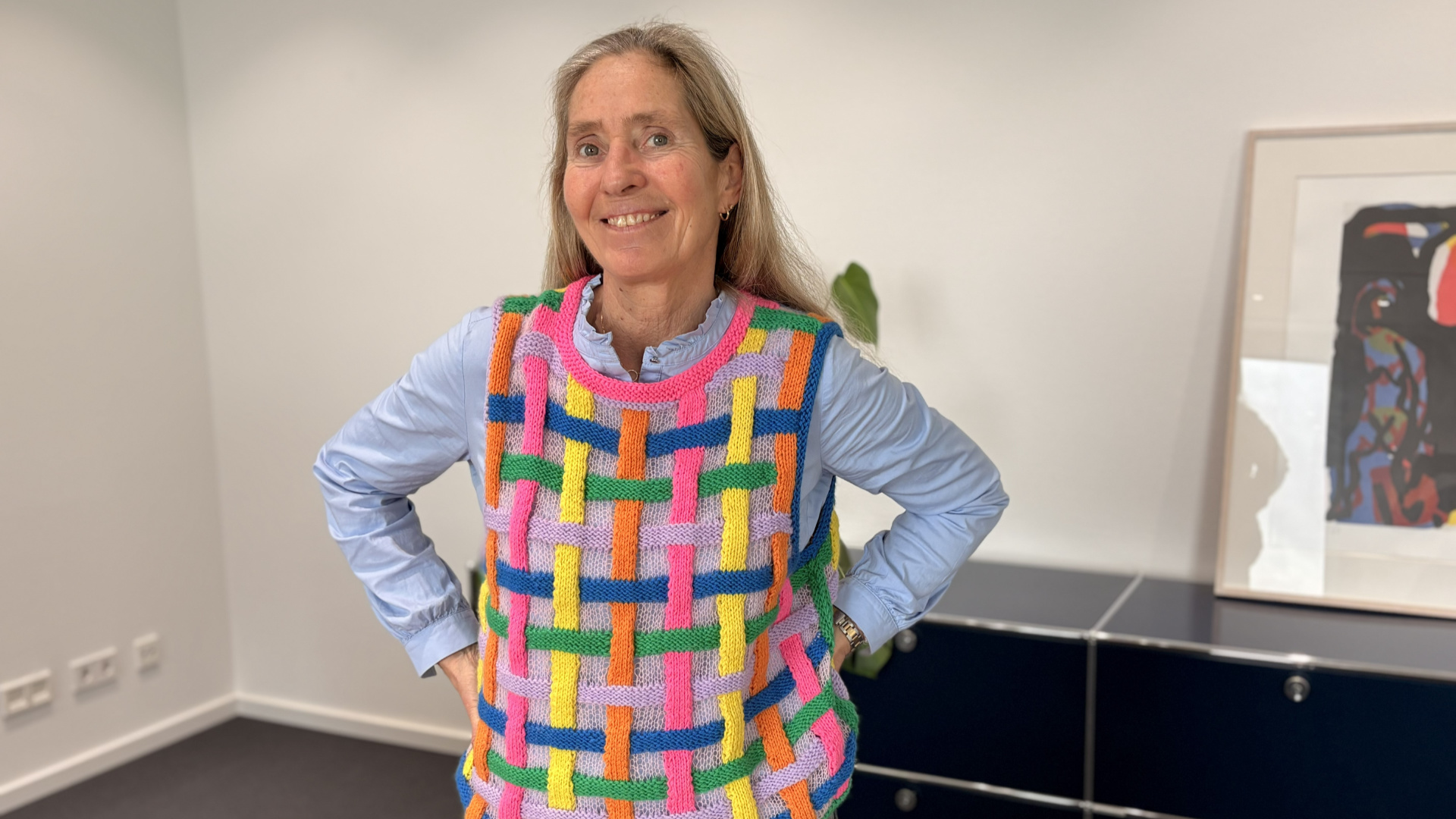 Dieser Pullunder ist mit zehn verschiedenen Wollknäulen gestrickt.