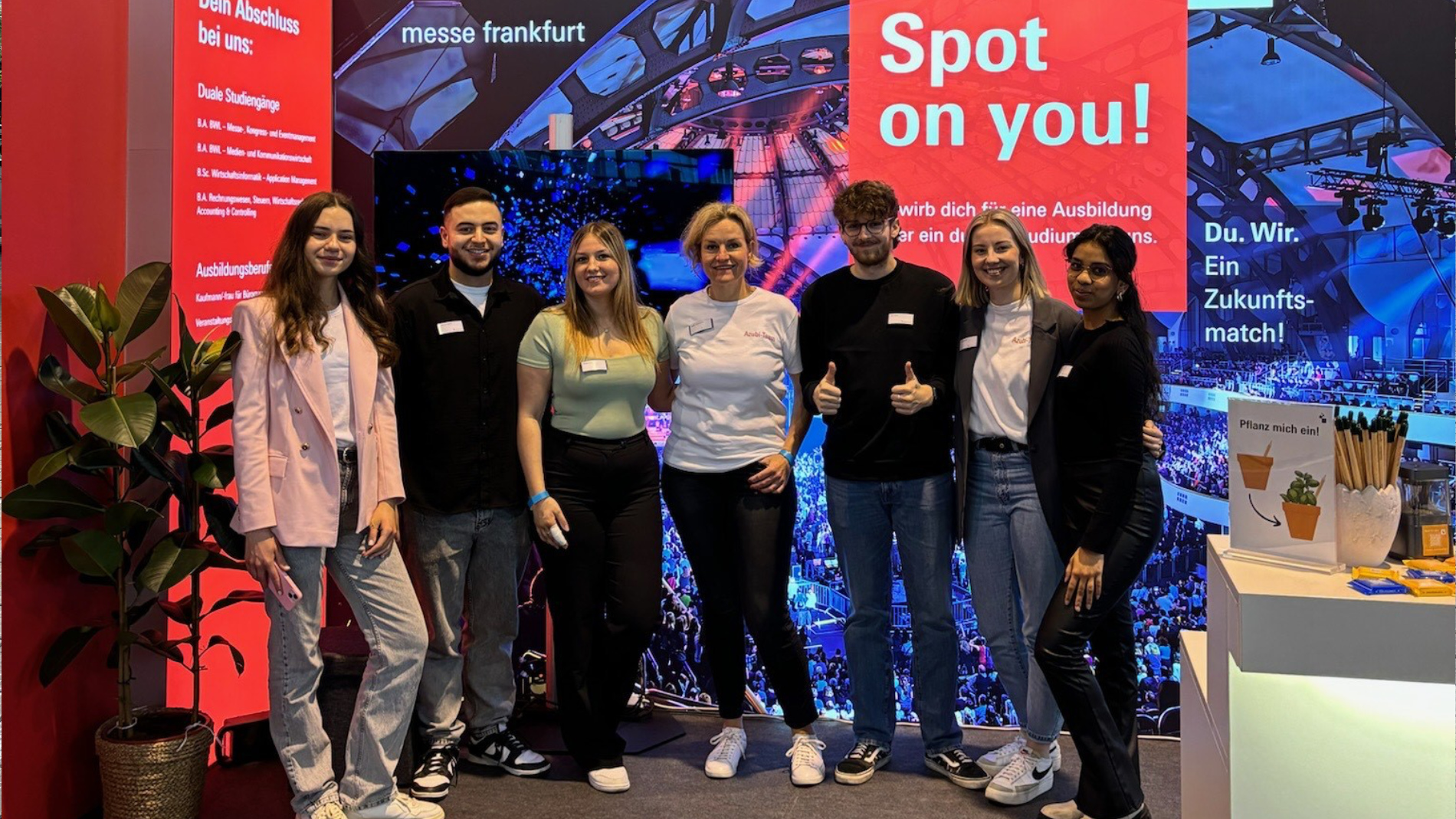 Britta Arndt-Porsch with apprentices and students at the “Einstieg” careers fair.