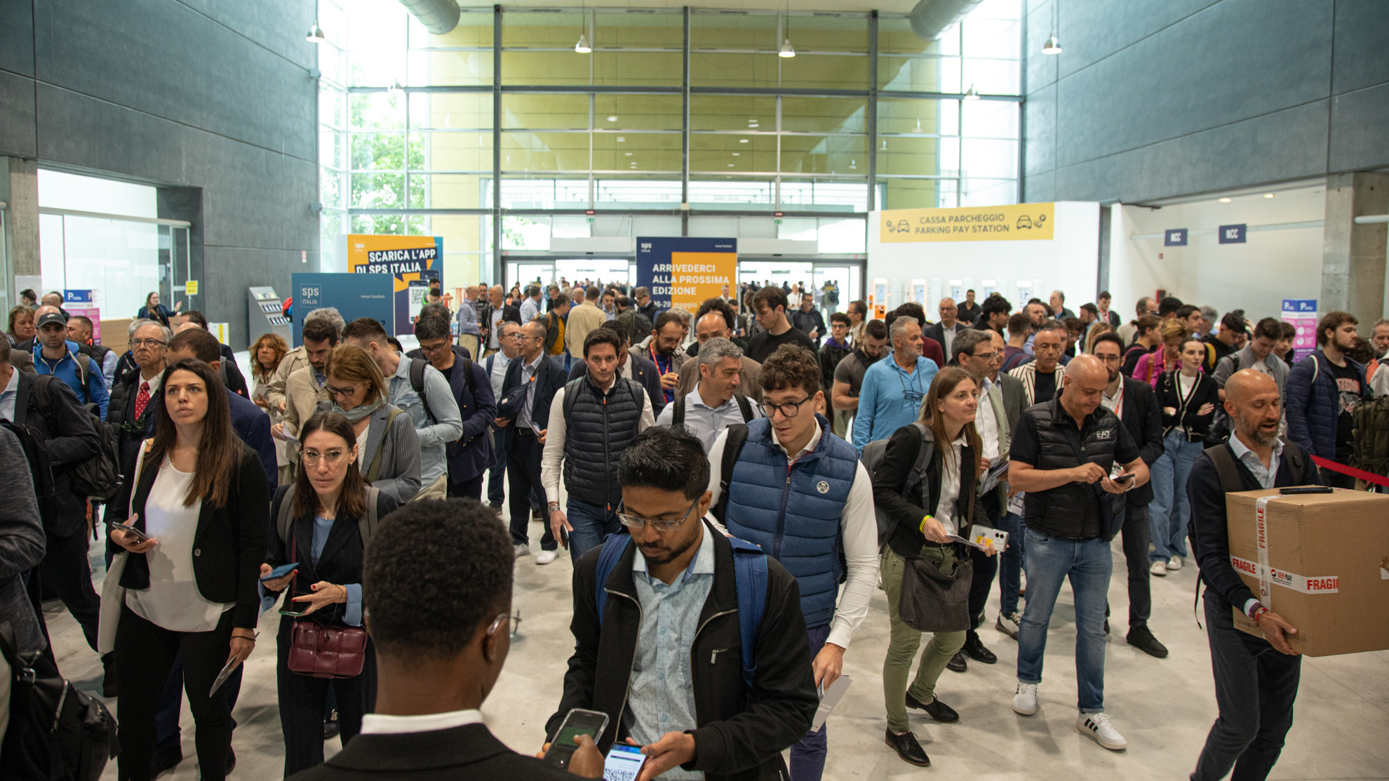 Entrance with visitors at SPS Italia