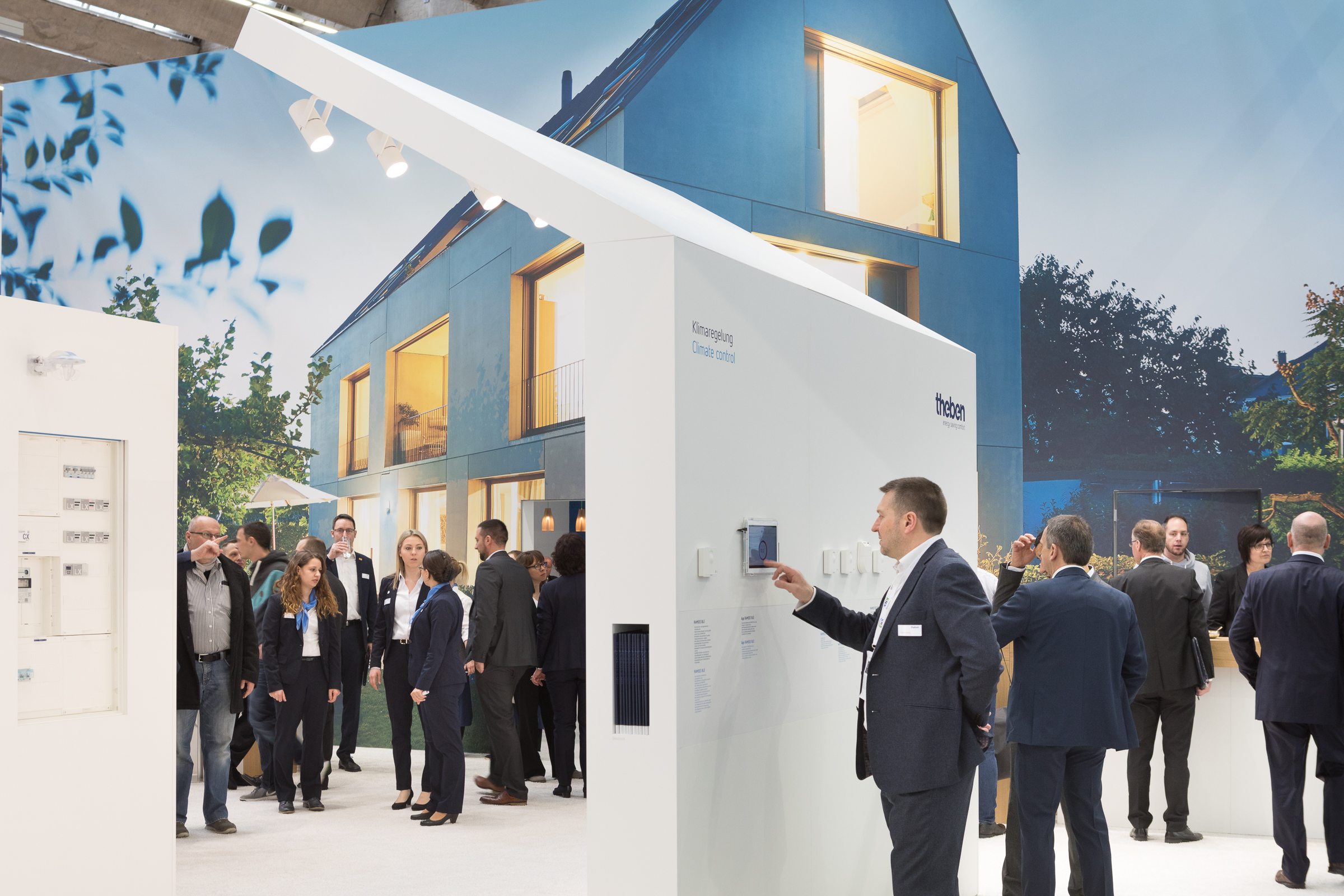 Besucher auf der Light + Building