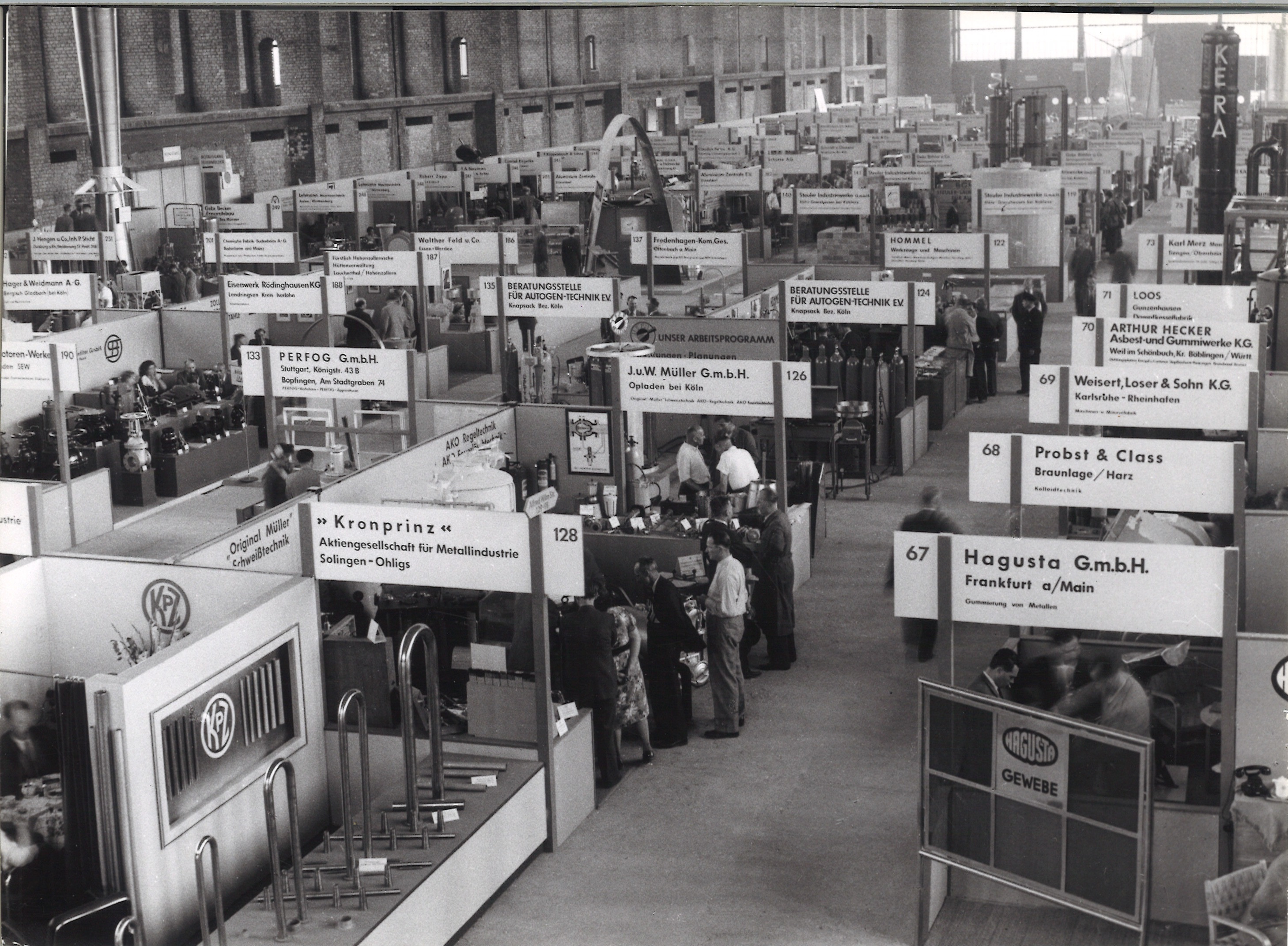 Stand construction at the first post-war trade fair in the “Haus der Technik” (Technology Building)