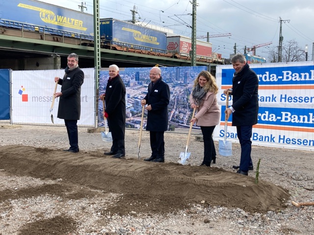 from left to right: Uwe Behm, Rupert Bunk, Chairman of the Supervisory Board Sparda Bank, Wolfrat Voigt, President Gustav Zech Foundation, Stephanie Wüst, Departmental Head City of  Frankfurt, Markus Müller, Chairman of the Board Sparda Bank Hesse