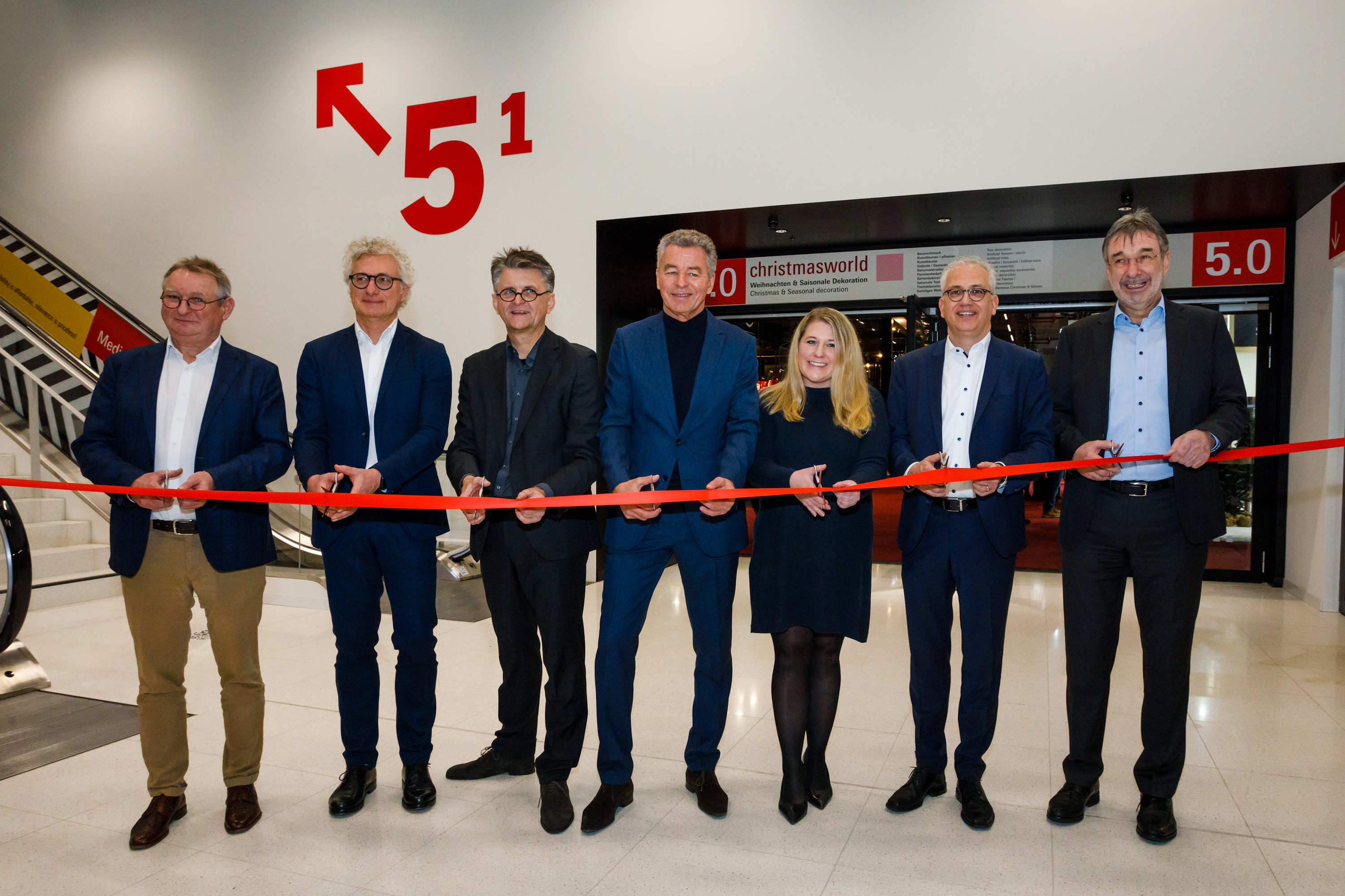 Cut the Ribbon im Süd-Ost Foyer der Halle 5 (v.l.n.r.:): Burkhard Schmidt, Vorstand Zech Group SE, Prof.  Helmut Kleine-Kraneburg, Gruber + Kleine-Kraneburg Architekten, Martin Gruber, Gruber + Kleine-Kraneburg  Architekten, Detlef Braun, Geschäftsführer Messe Frankfurt, Stephanie Wüst, Stadträtin und  Aufsichtsratsvorsitzende der Messe Frankfurt, Tarek Al-Wazir, Hessischer Minister für Wirtschaft, Energie,  Verkehr und Wohnen, Uwe Behm, Geschäftsführer Messe Frankfurt.