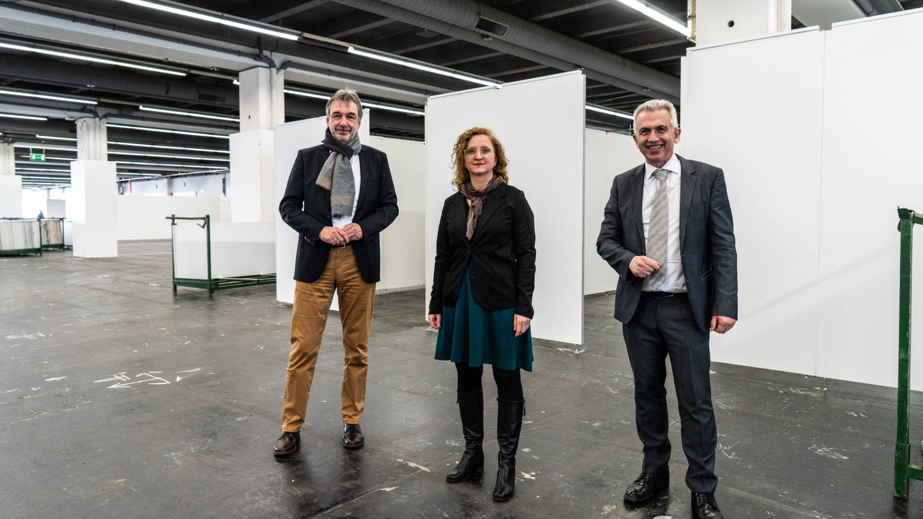 Erstversorgungszentrum in der Messehalle 1 der Messe Frankfurt. V.l.n.r. Uwe Behm, Geschäftsführer der Messe Frankfurt, Elke Voitl, Sozialdezernentin der Stadt Frankfurt am Main, Peter Feldmann, Oberbürgermeister der Stadt Frankfurt am Main und Vorsitzender des Aufsichtsrats der Messe Frankfurt. © Stadt Frankfurt am Main/ Ben Kilb