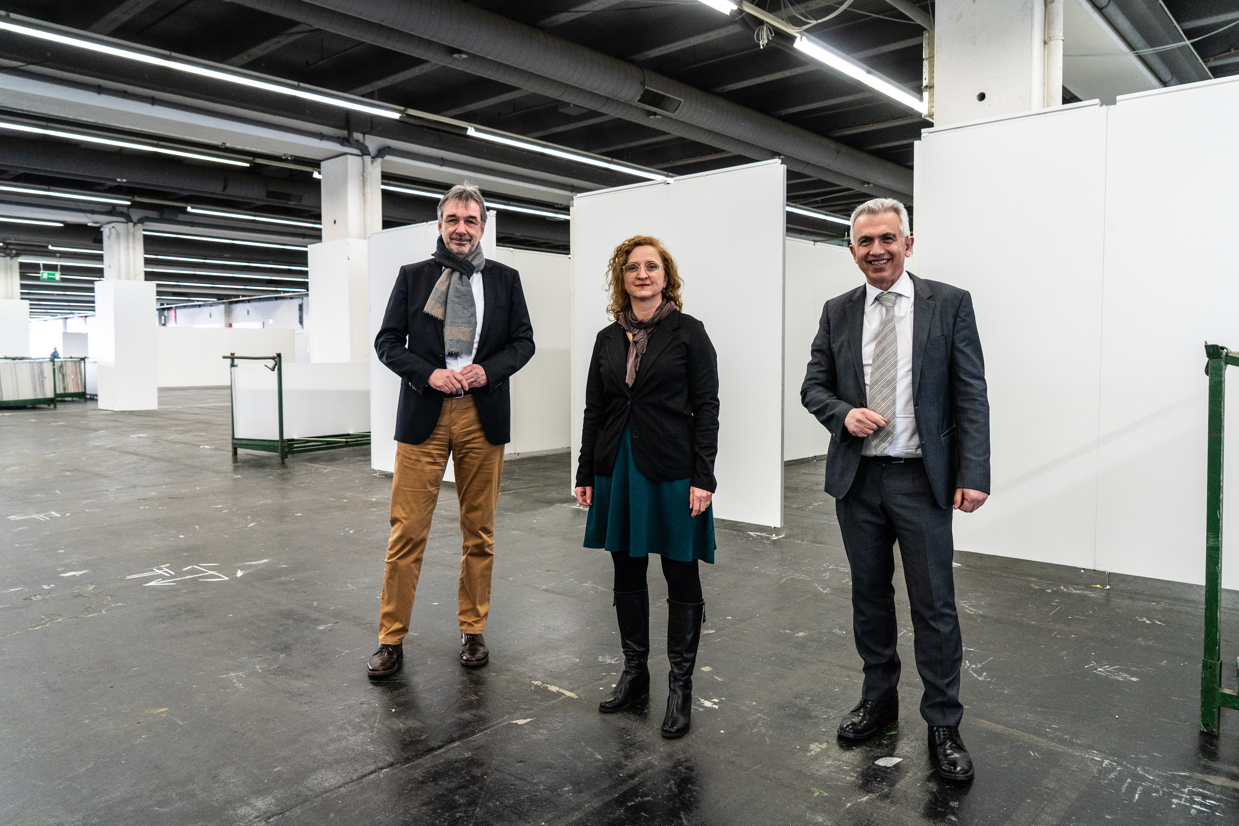 Erstversorgungszentrum in der Messehalle 1 der Messe Frankfurt. V.l.n.r. Uwe Behm, Geschäftsführer der Messe Frankfurt, Elke Voitl, Sozialdezernentin der Stadt Frankfurt am Main, Peter Feldmann, Oberbürgermeister der Stadt Frankfurt am Main und Vorsitzender des Aufsichtsrats der Messe Frankfurt.