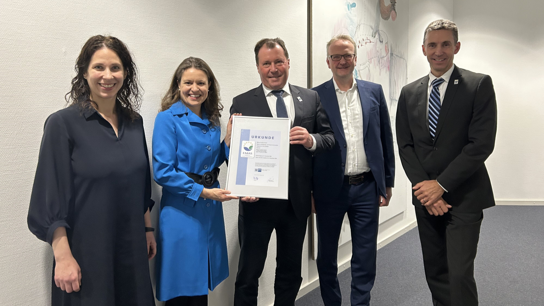 Melanie Nolte, Vice President of the Frankfurt Chamber of Industry and Commerce (IHK Frankfurt), presents the EMAS certificate to Wolfgang Marzin, President and Chief Executive Officer of Messe Frankfurt.