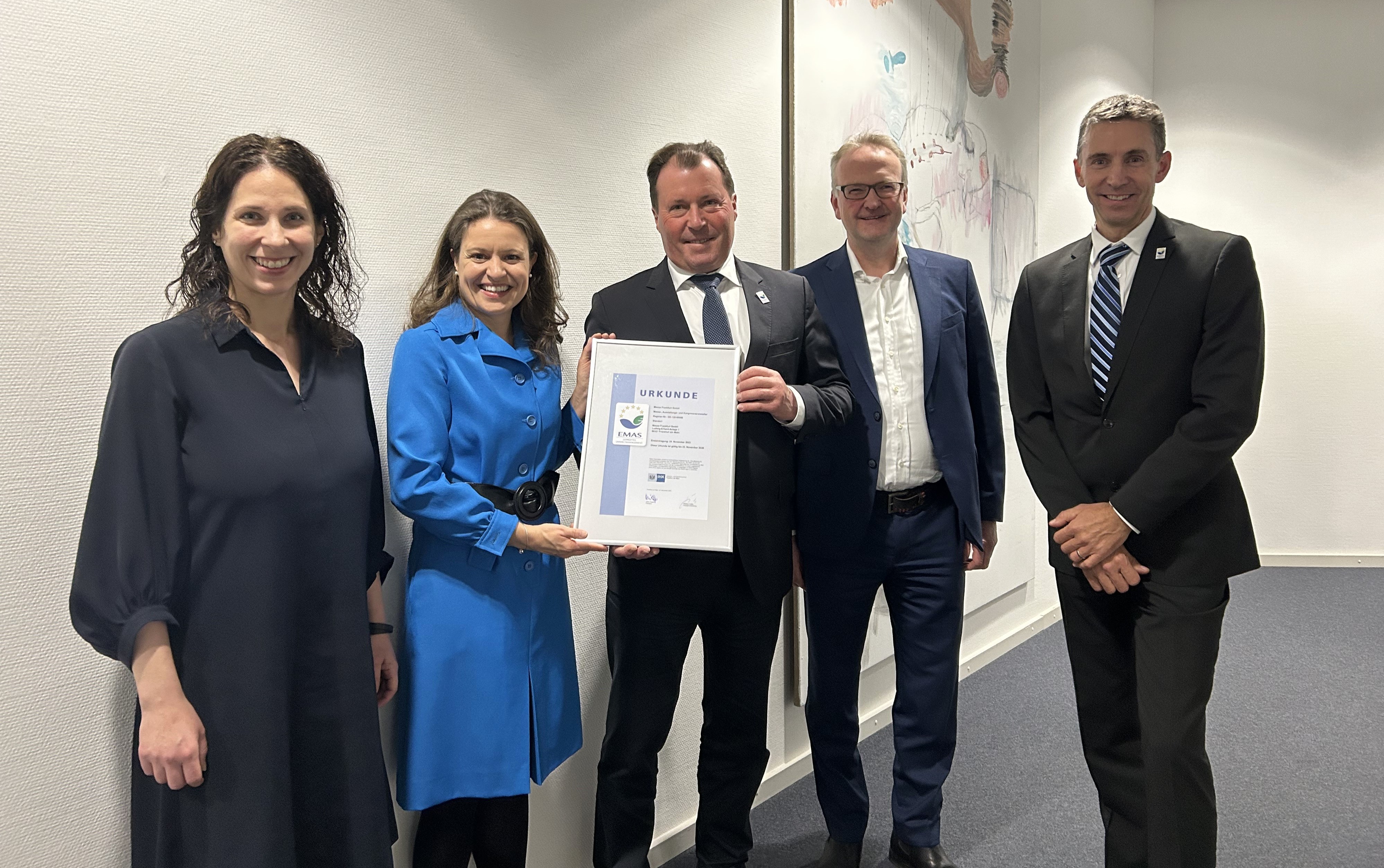 Melanie Nolte, Vice President of the Frankfurt Chamber of Industry and Commerce (IHK Frankfurt), presents the EMAS certificate to Wolfgang Marzin, President and Chief Executive Officer of Messe Frankfurt.