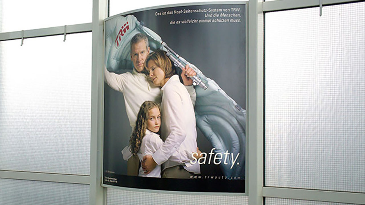 Beleuchtete Poster an Stellen mit hohen Besucheraufkommen versprechen hohe Aufmerksamkeit
