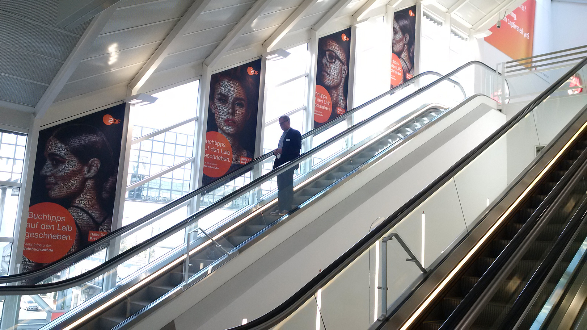 Stoffbespannung an den Fenstern der Messe Frankfurt