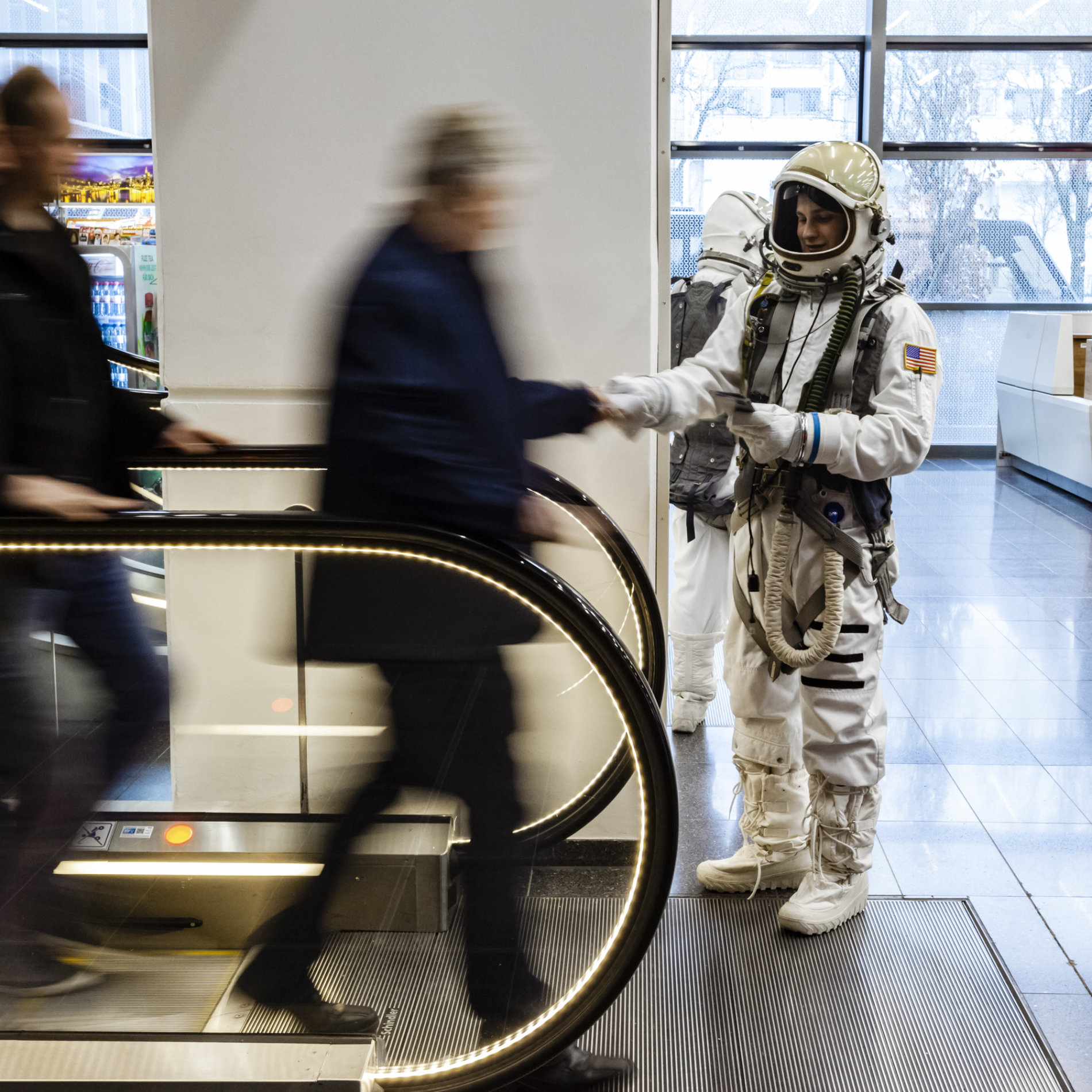 Promotion: Hostess im Astronauten-Anzug auf der Messe Frankfurt