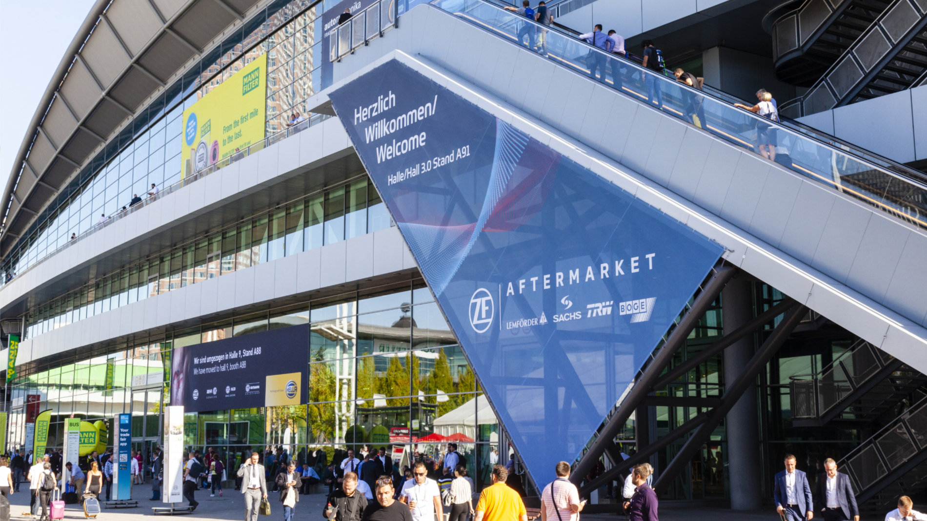 Werbung auf dem Außengelände der Messe Frankfurt