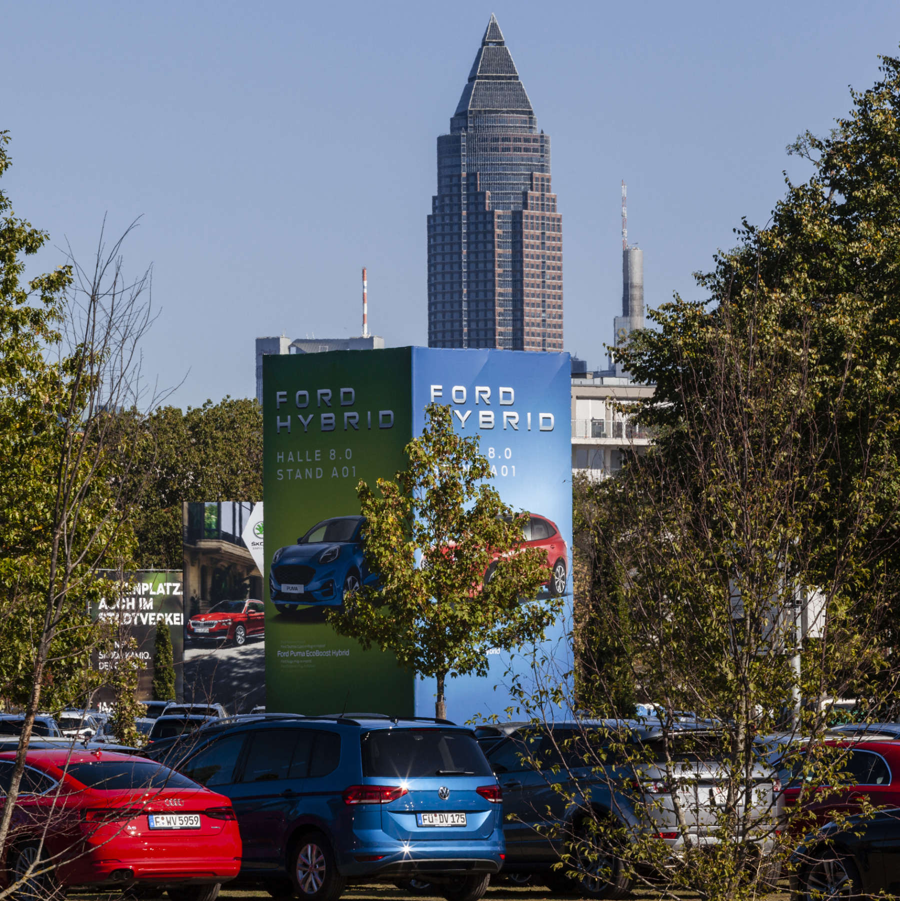 Werbung auf dem Rebstockgelände in Frankfurt vor der Messe Frankfurt