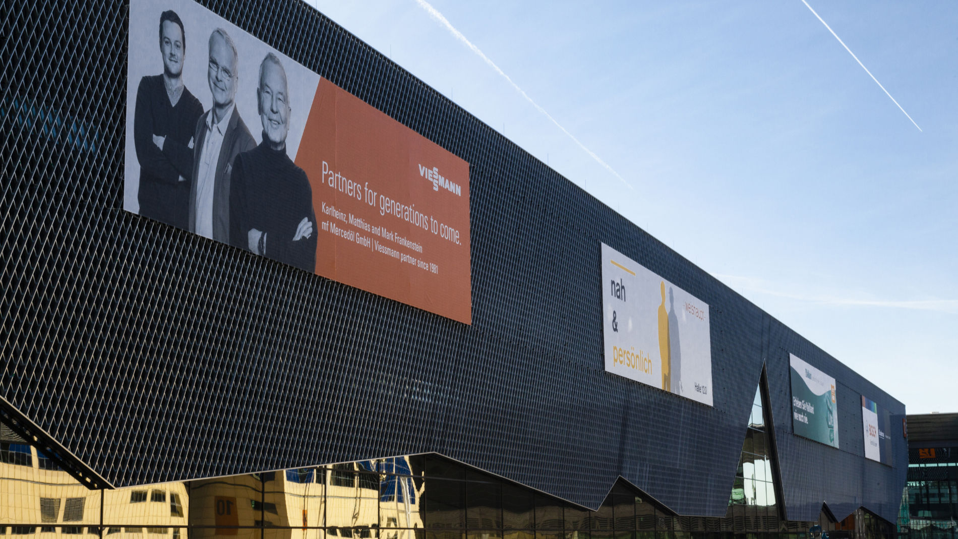 Megaposter auf einer Halle der Messe Frankfurt