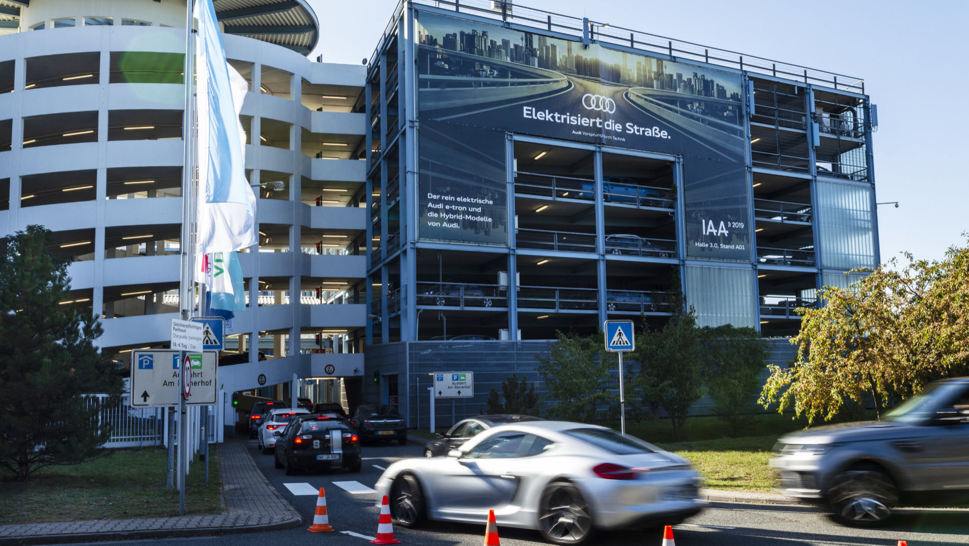 Posto: Advertising on the multi-storey car park facade of Messe Frankfurt