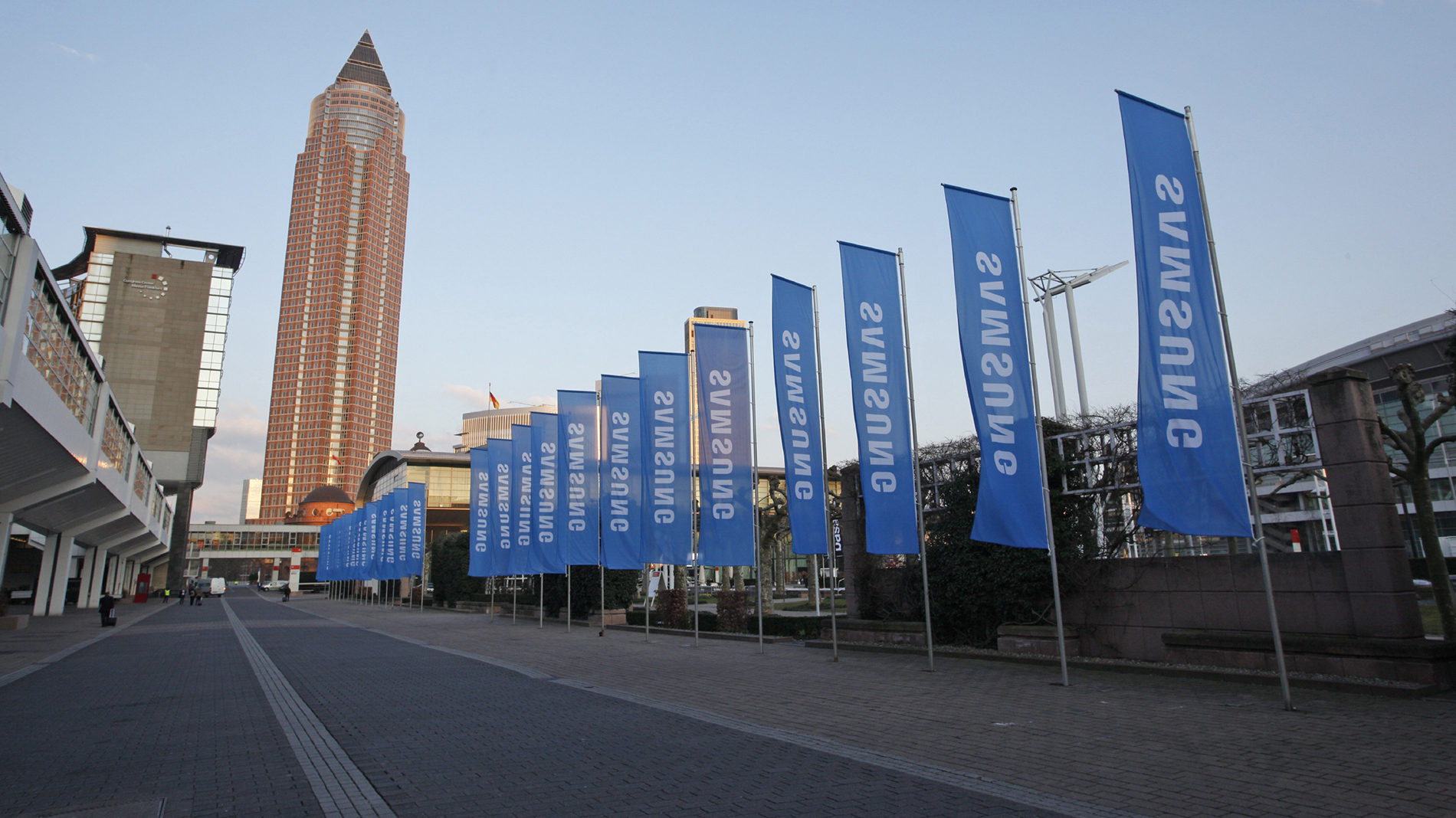 Fahnen (Omen) als Werbemaßnahme auf dem Außengelände der Messe Frankfurt