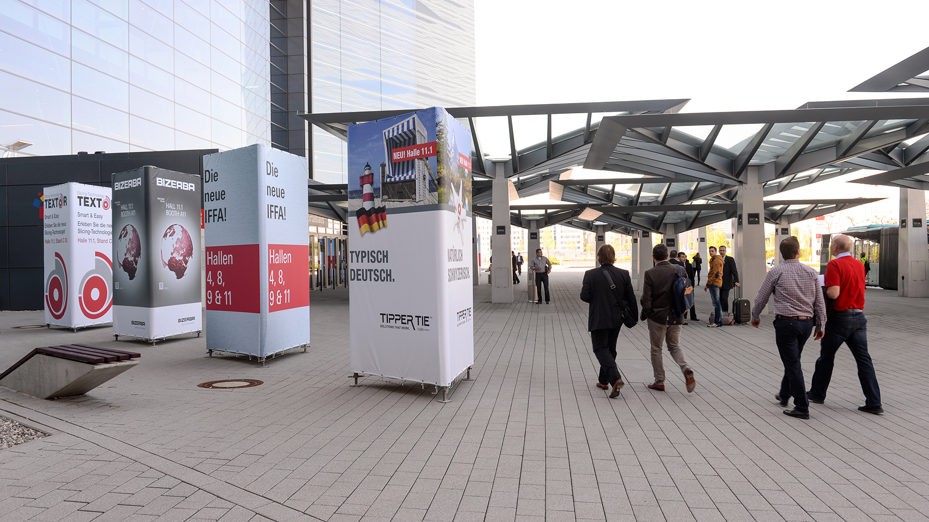 Werbung auf dem Außengelände der Messe Frankfurt: Werbetürme vor dem Eingang