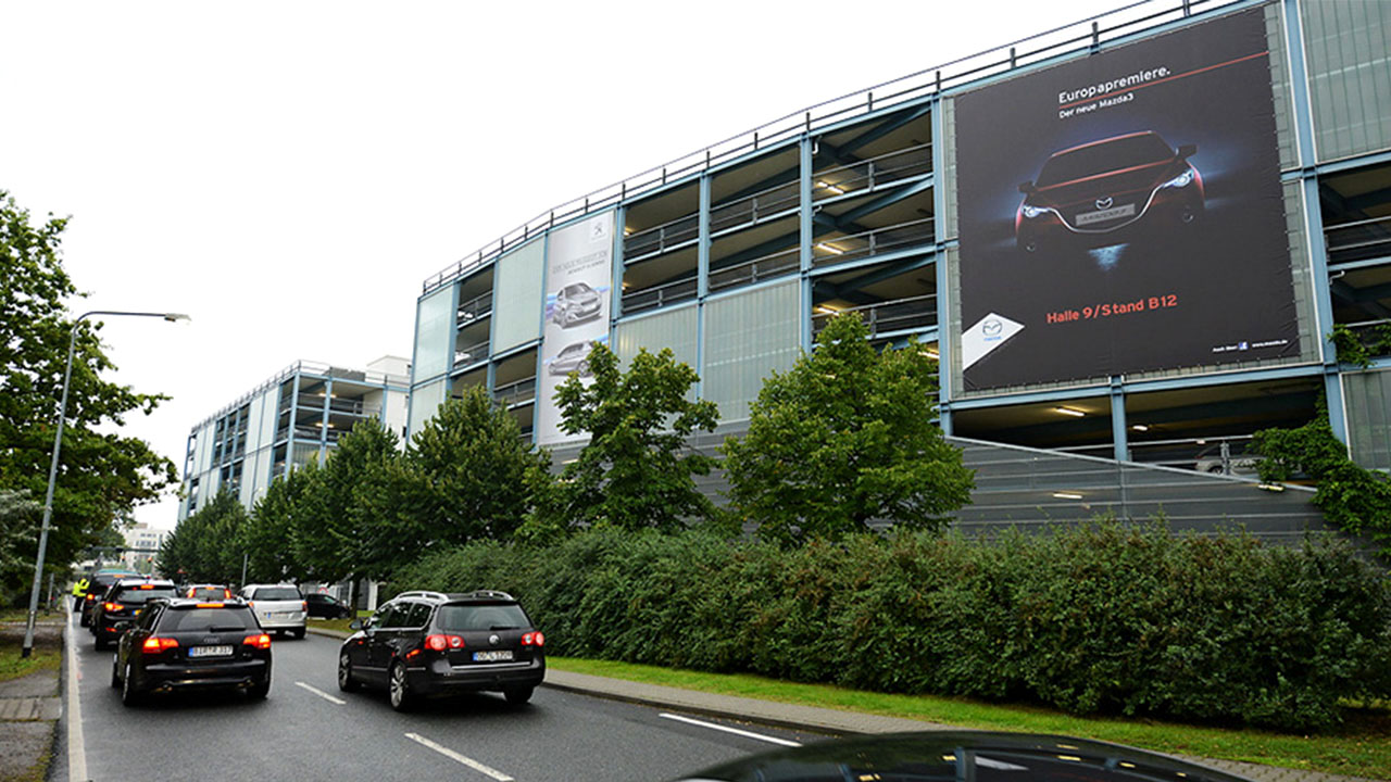 Posto: Advertising on the parking garage facade of Messe Frankfurt