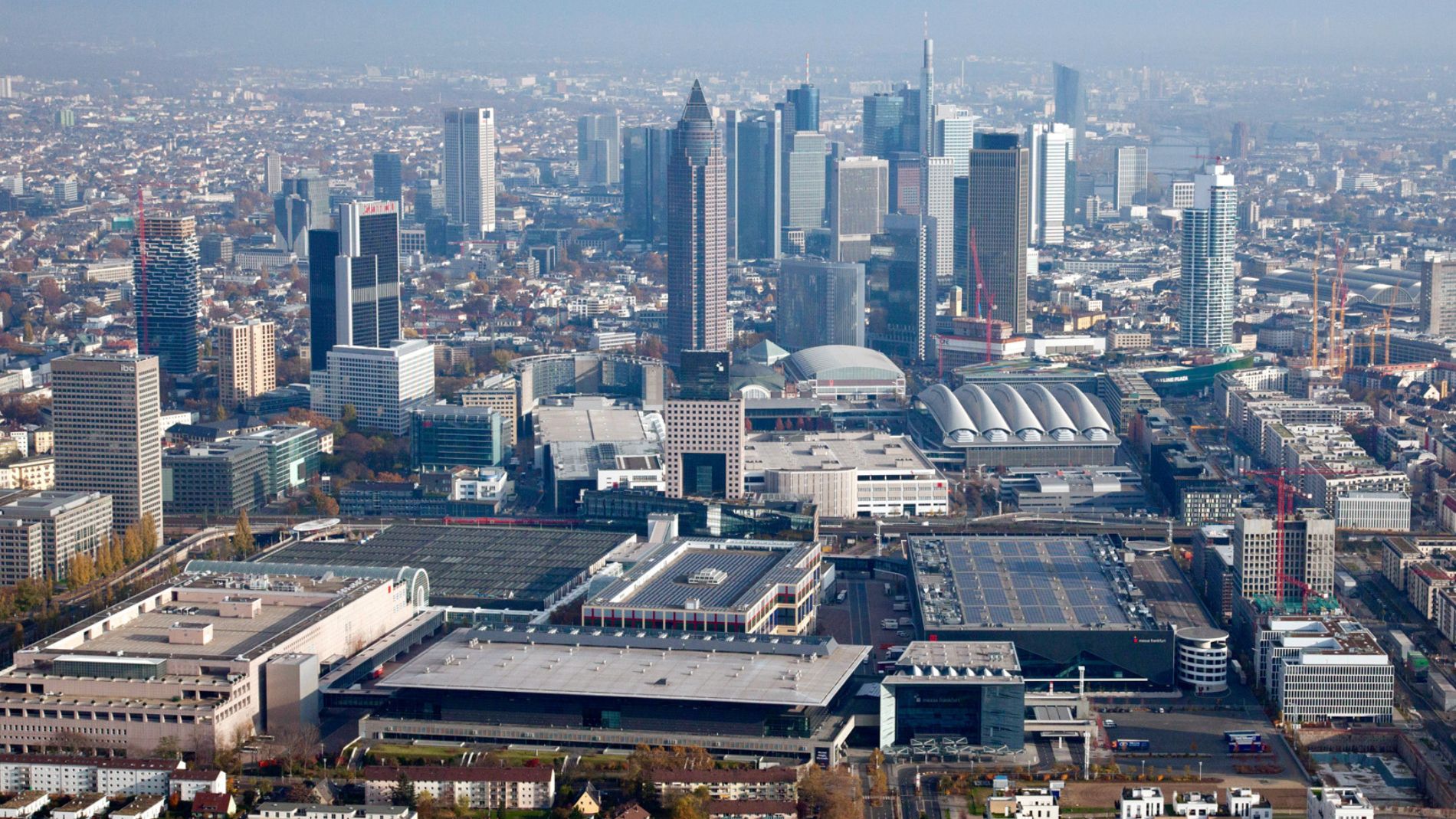 Messe Frankfurt Gelände mit Skyline