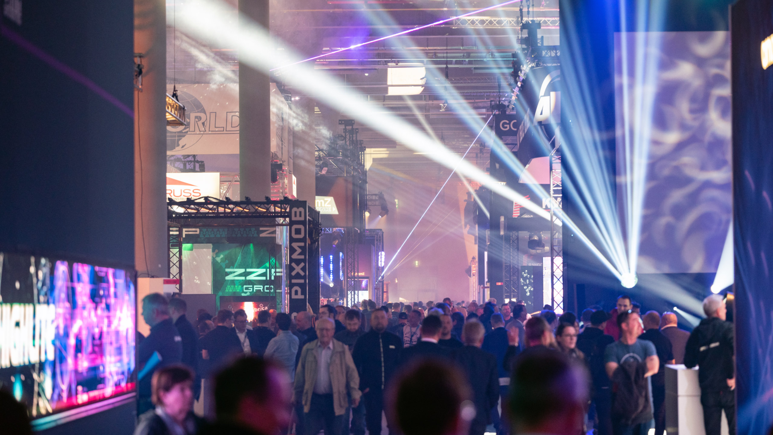 Gut besucht und voller Produkthighlights präsentierten sich die Hallen der Prolight + Sound 2023 . Foto: Mathias Kutt